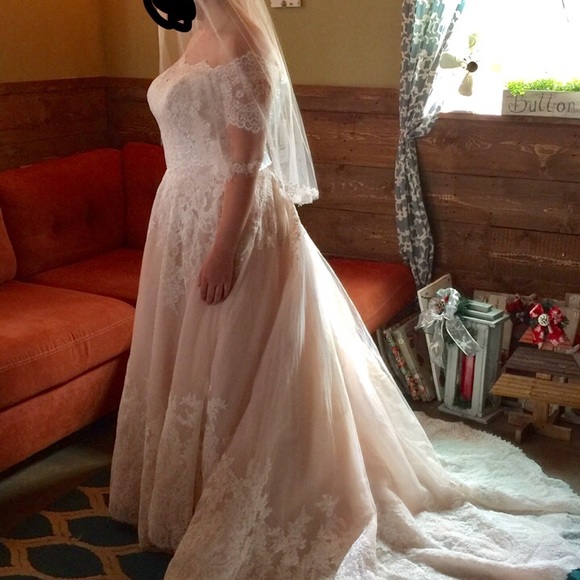 Brand new wedding gown - Picture 2 of 8